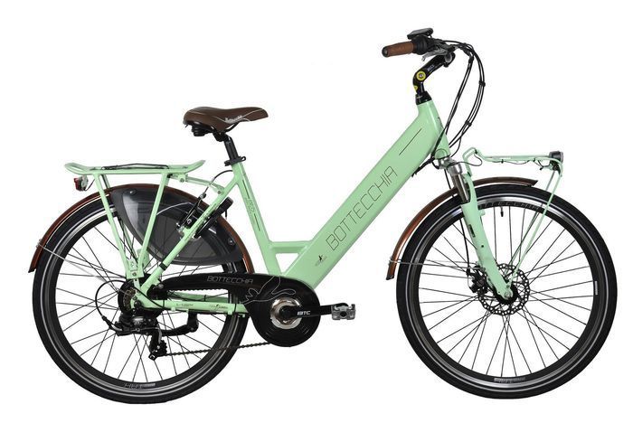 Una bicicletta verde con un parafango marrone su uno sfondo bianco