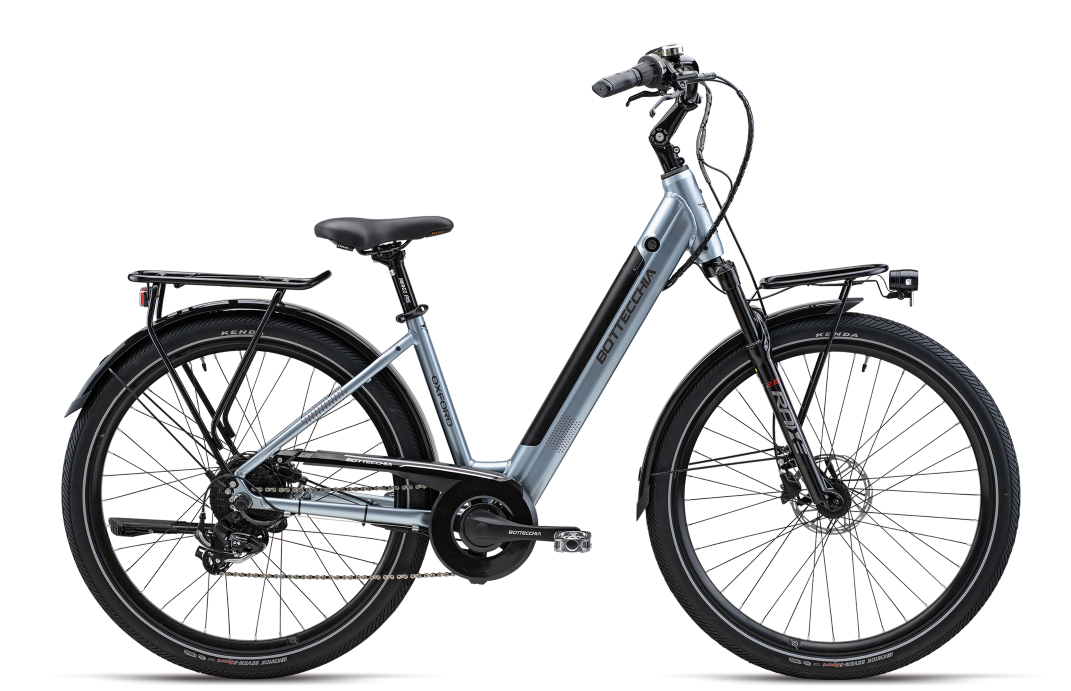 Una bicicletta elettrica bianca con una batteria attaccata alla ruota anteriore su uno sfondo bianco.