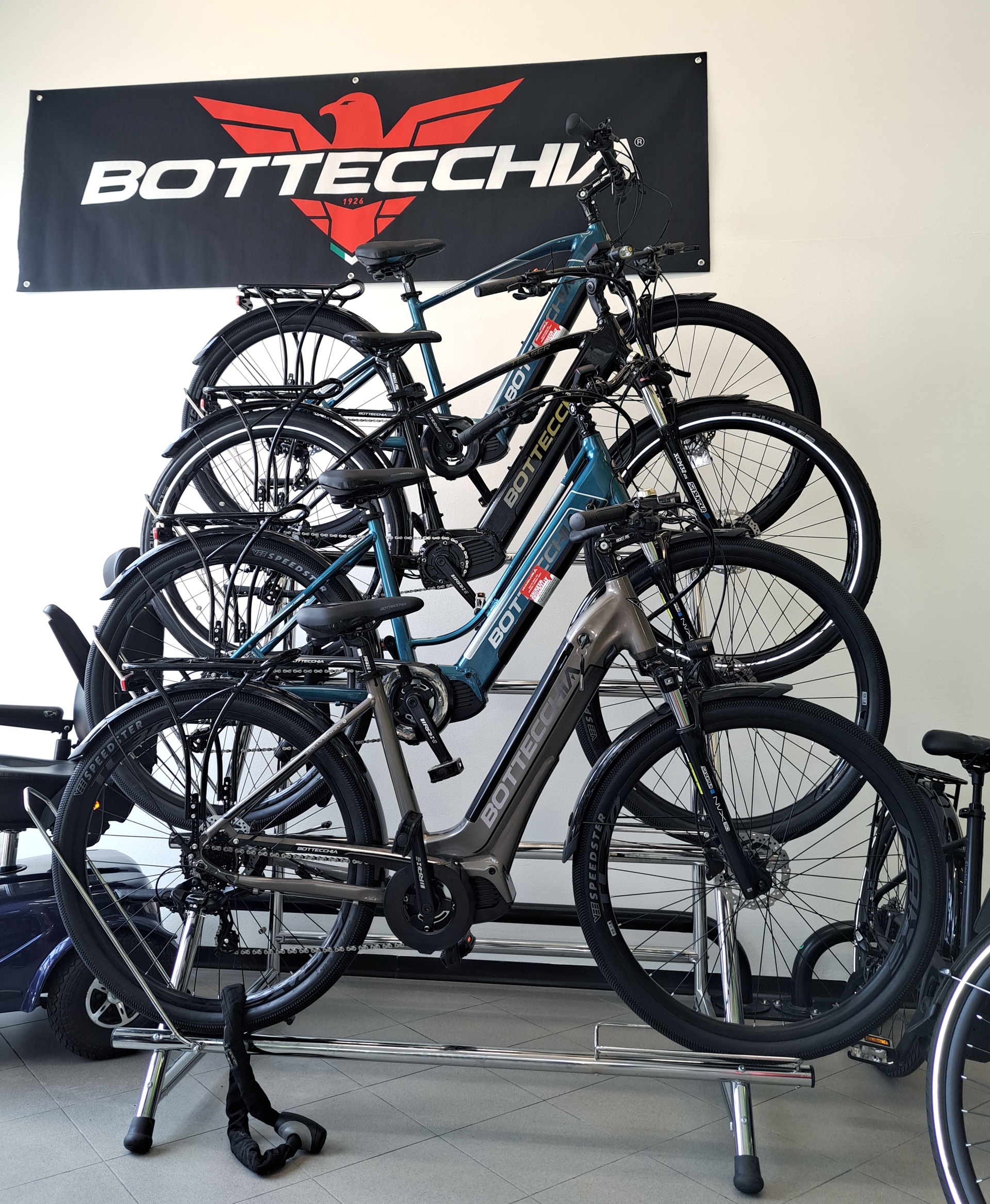 Un mucchio di biciclette sono accatastate una sopra l'altra sotto uno striscione con la scritta 