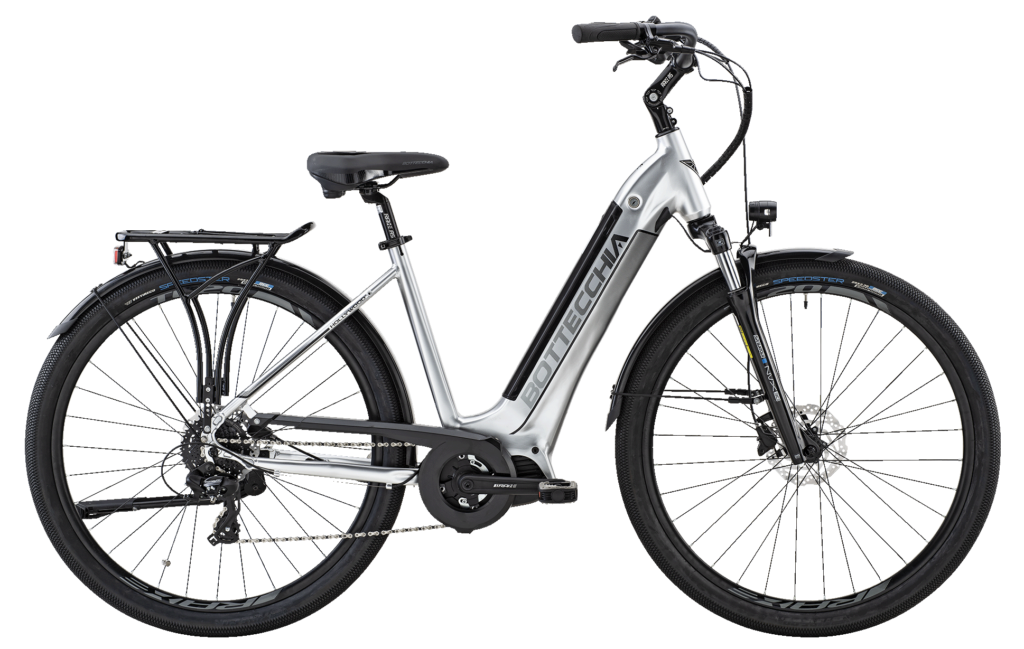 Una bicicletta elettrica argento e nera su sfondo bianco.