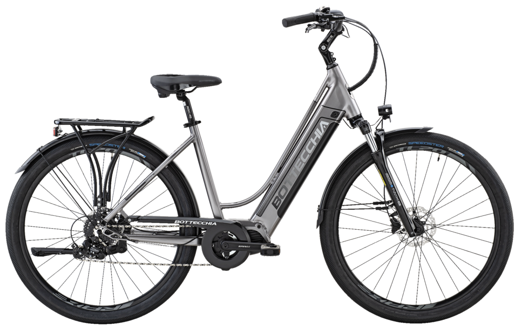 Una bicicletta elettrica grigia e nera su uno sfondo bianco.