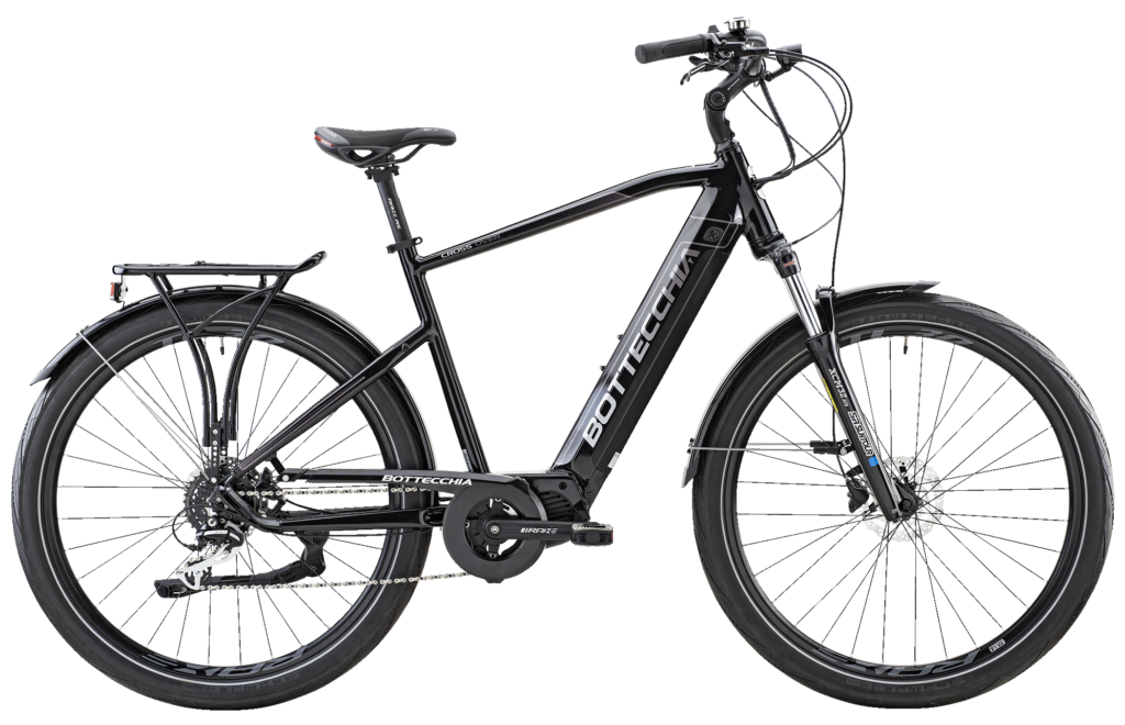 Una bicicletta elettrica nera è appoggiata su uno sfondo bianco.