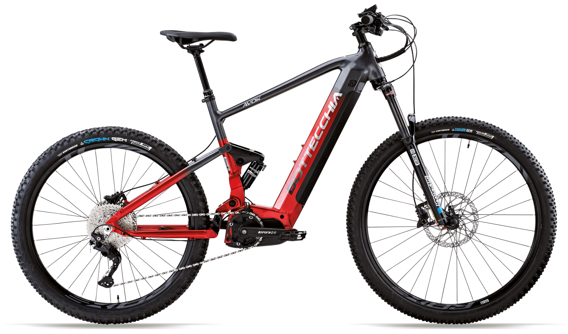 Una mountain bike elettrica rossa e nera su sfondo bianco.
