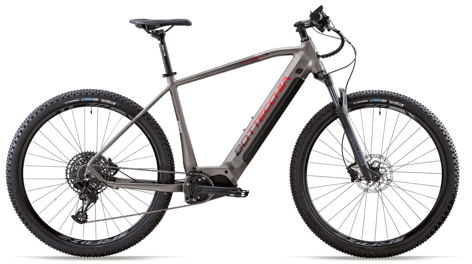 Una mountain bike elettrica grigia e rossa su sfondo bianco.