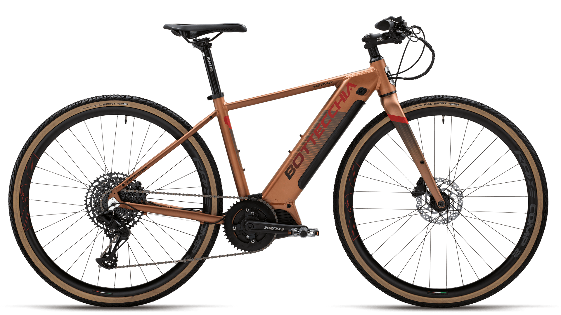 Una bicicletta nera con portapacchi posteriore su sfondo bianco.