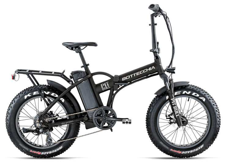 Una bicicletta elettrica pieghevole nera con pneumatici di grandi dimensioni su sfondo bianco.