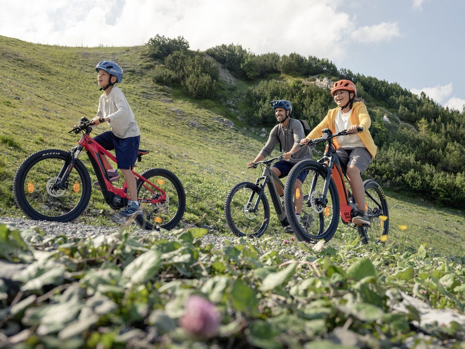 Un gruppo di persone sta andando in bicicletta su un sentiero in montagna.