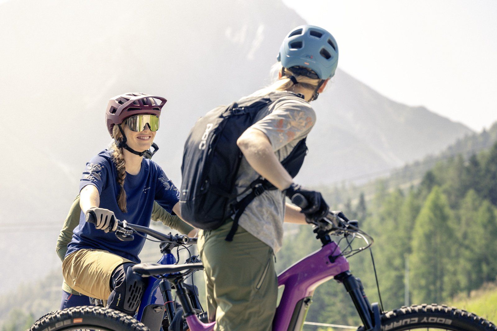 Un uomo e una donna vanno in bicicletta in montagna.
