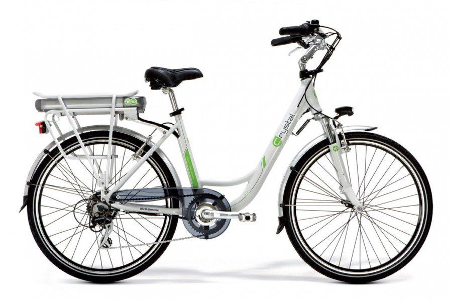 Una bicicletta bianca con una batteria attaccata sul retro su uno sfondo bianco.