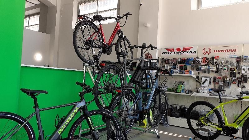 Una fila di biciclette è allineata in un negozio di biciclette.