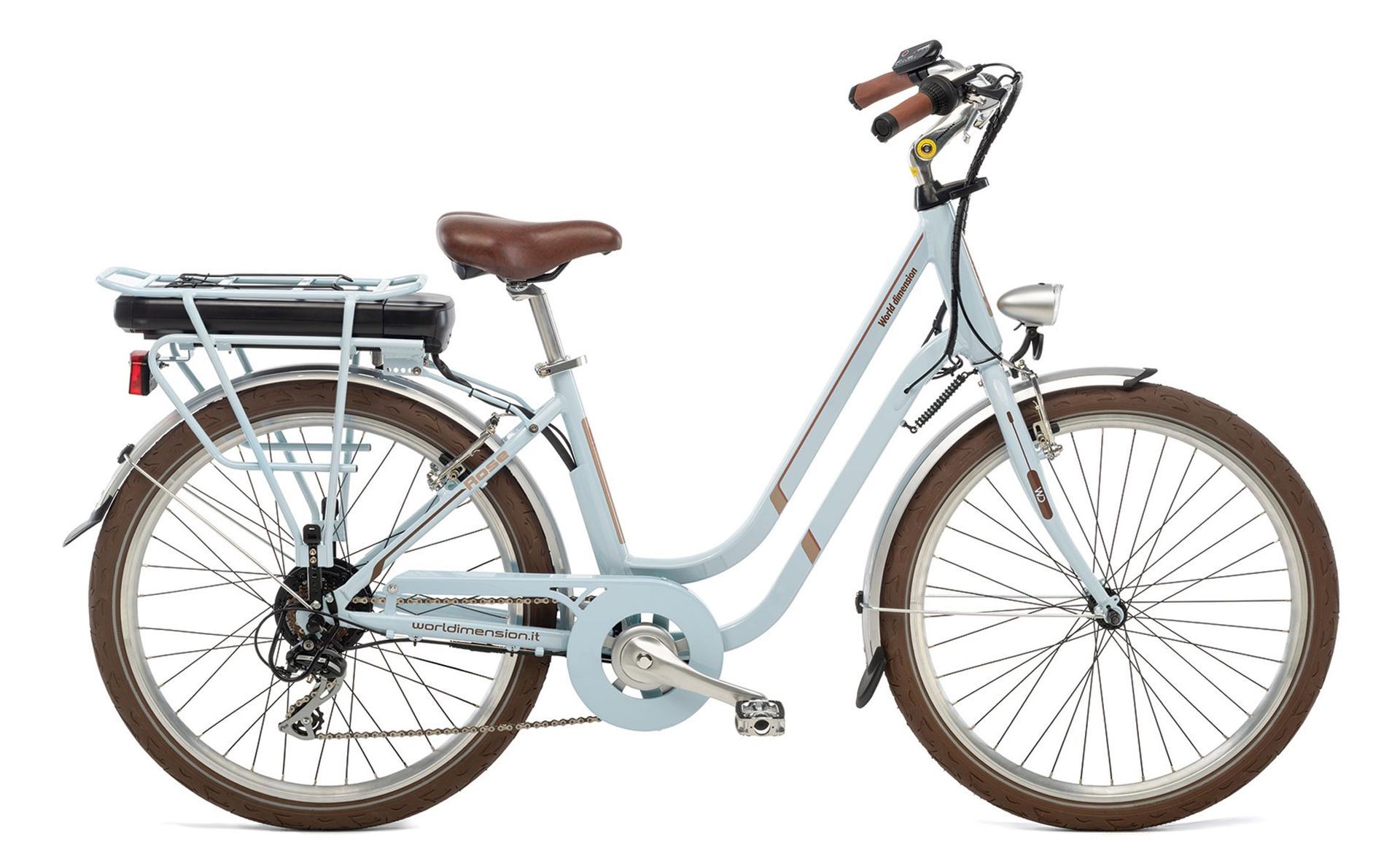 Una bicicletta elettrica bianca con una batteria attaccata alla ruota anteriore su uno sfondo bianco.