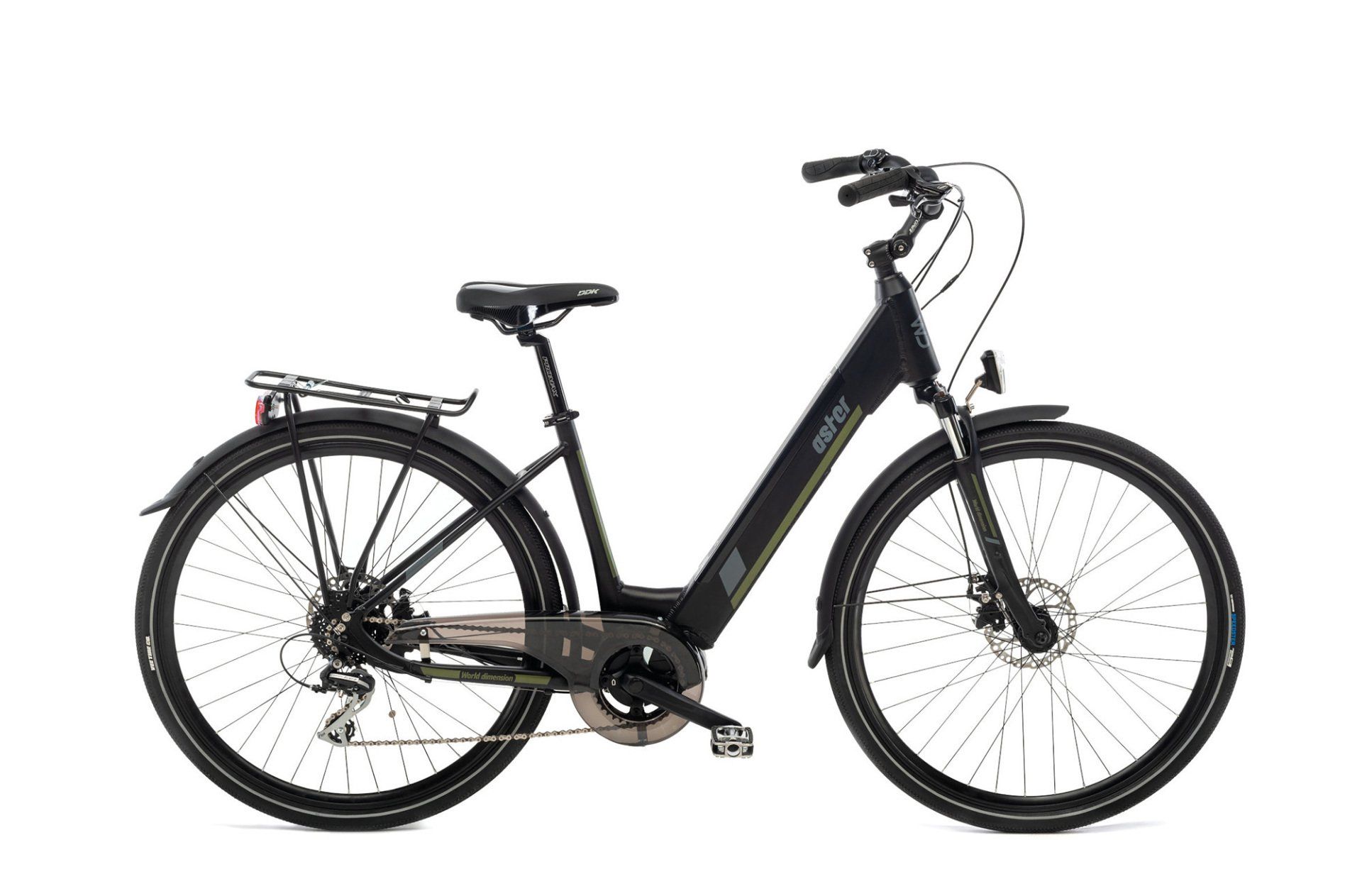 Una bicicletta nera con portapacchi posteriore su sfondo bianco.