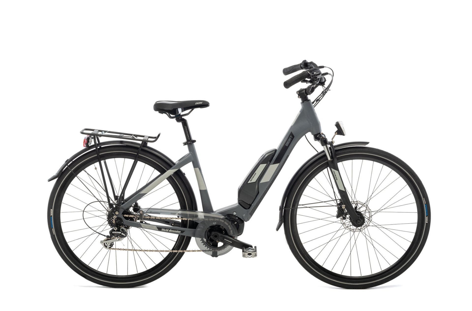 Una bicicletta elettrica grigia con portapacchi posteriore su sfondo bianco.