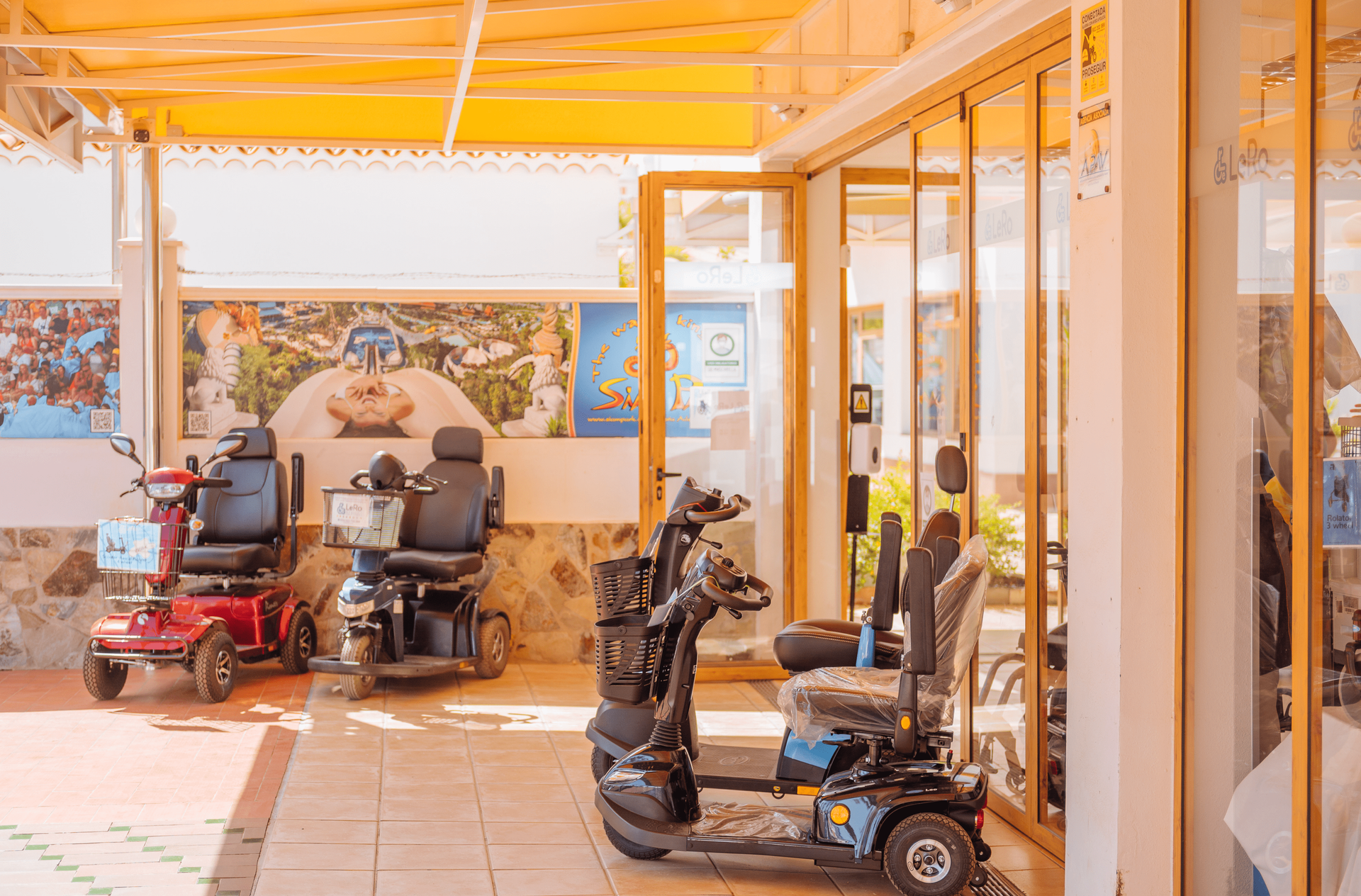 Eine Reihe von Elektromobilen ist vor einem Gebäude geparkt.