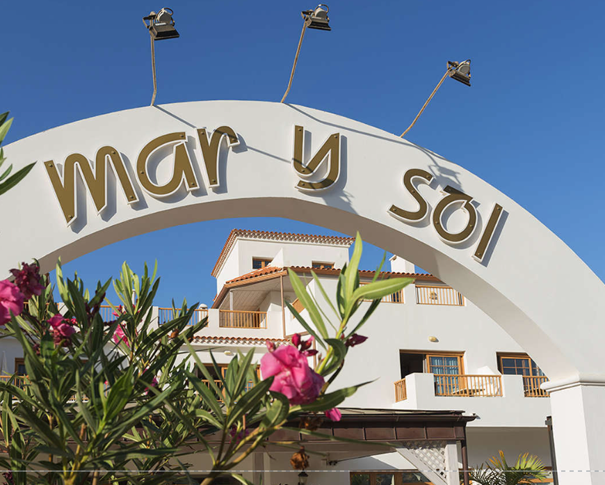 Ein weißer Torbogen mit den Worten „Mar y Sol“ darauf