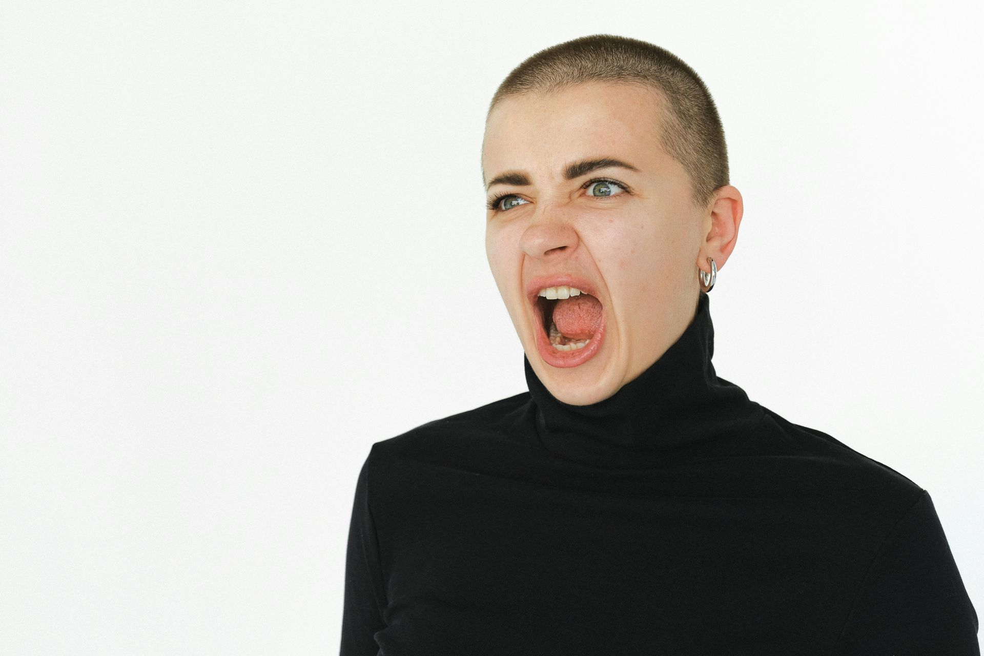 Frau mit Tourette-Syndrom während eines Tics