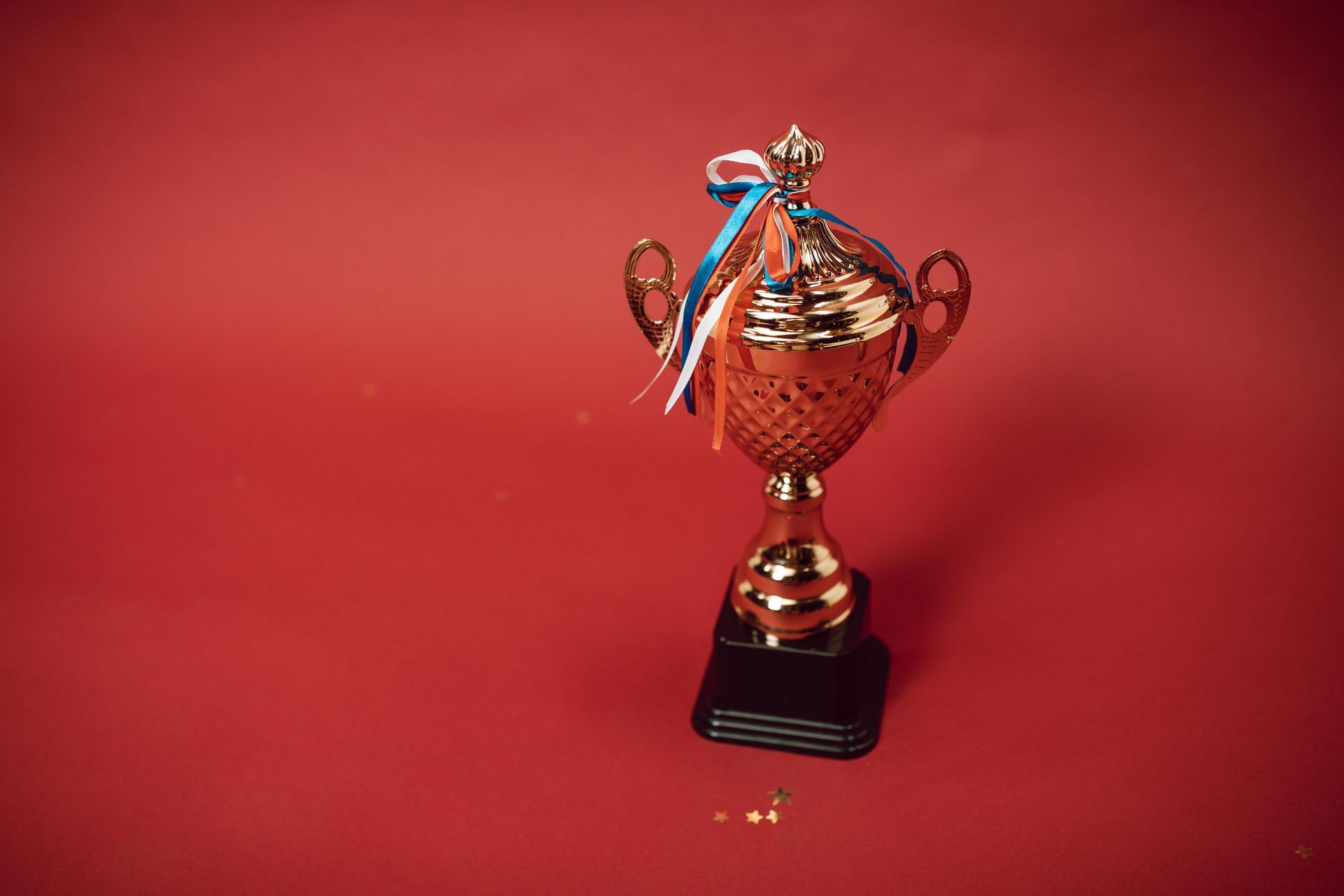 Pokal vor rotem Hintergrund
