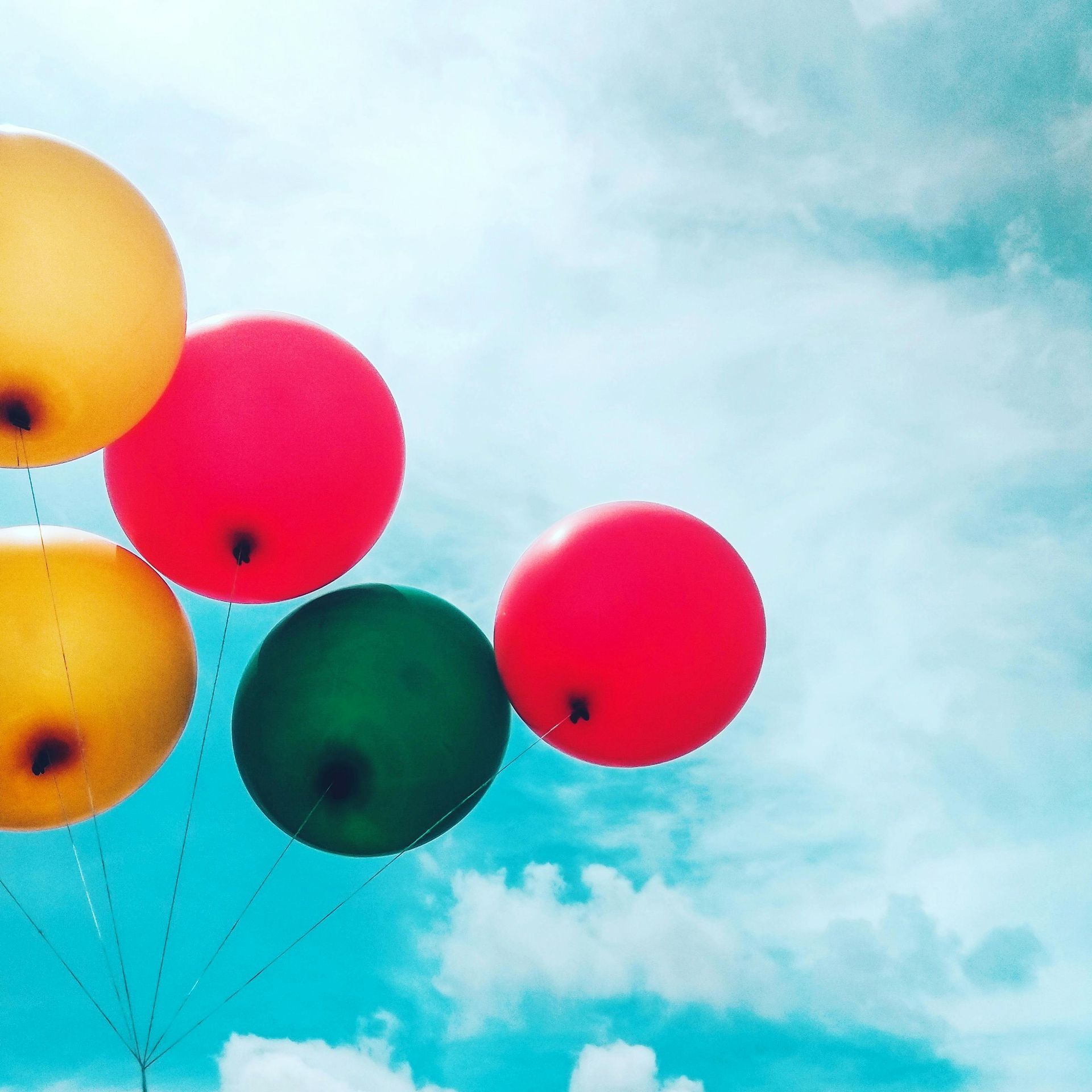 Luftballons vor blauem Himmel