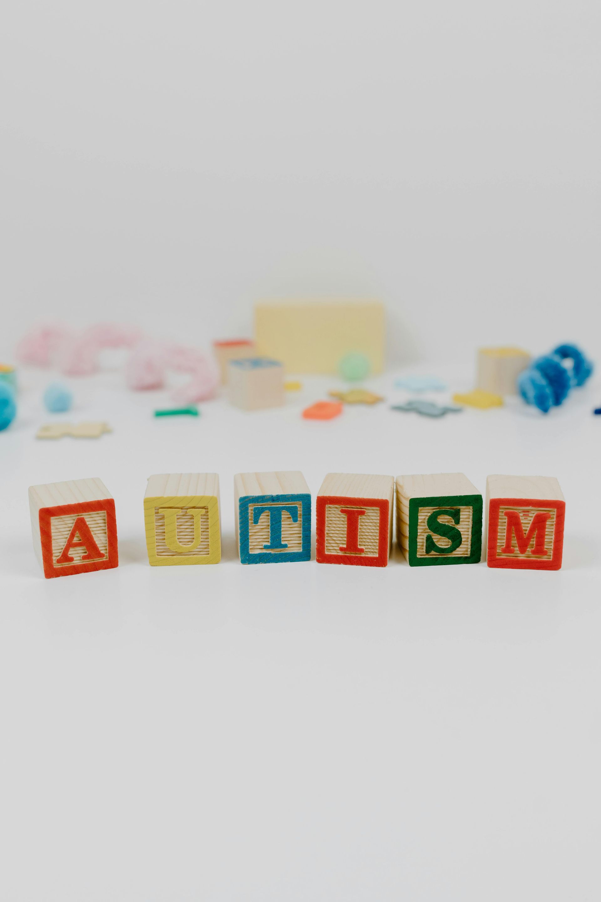 Würfel mit Buchstaben zeigen das Wort Autism