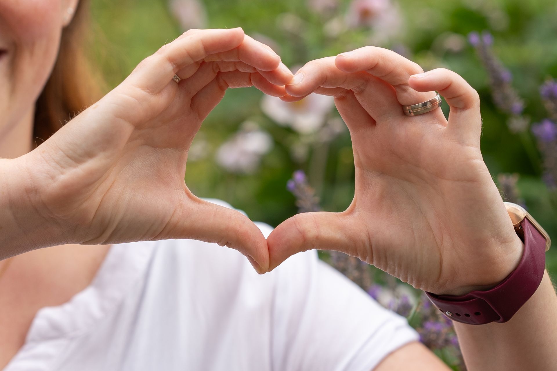 Hand, die ein Herz formt