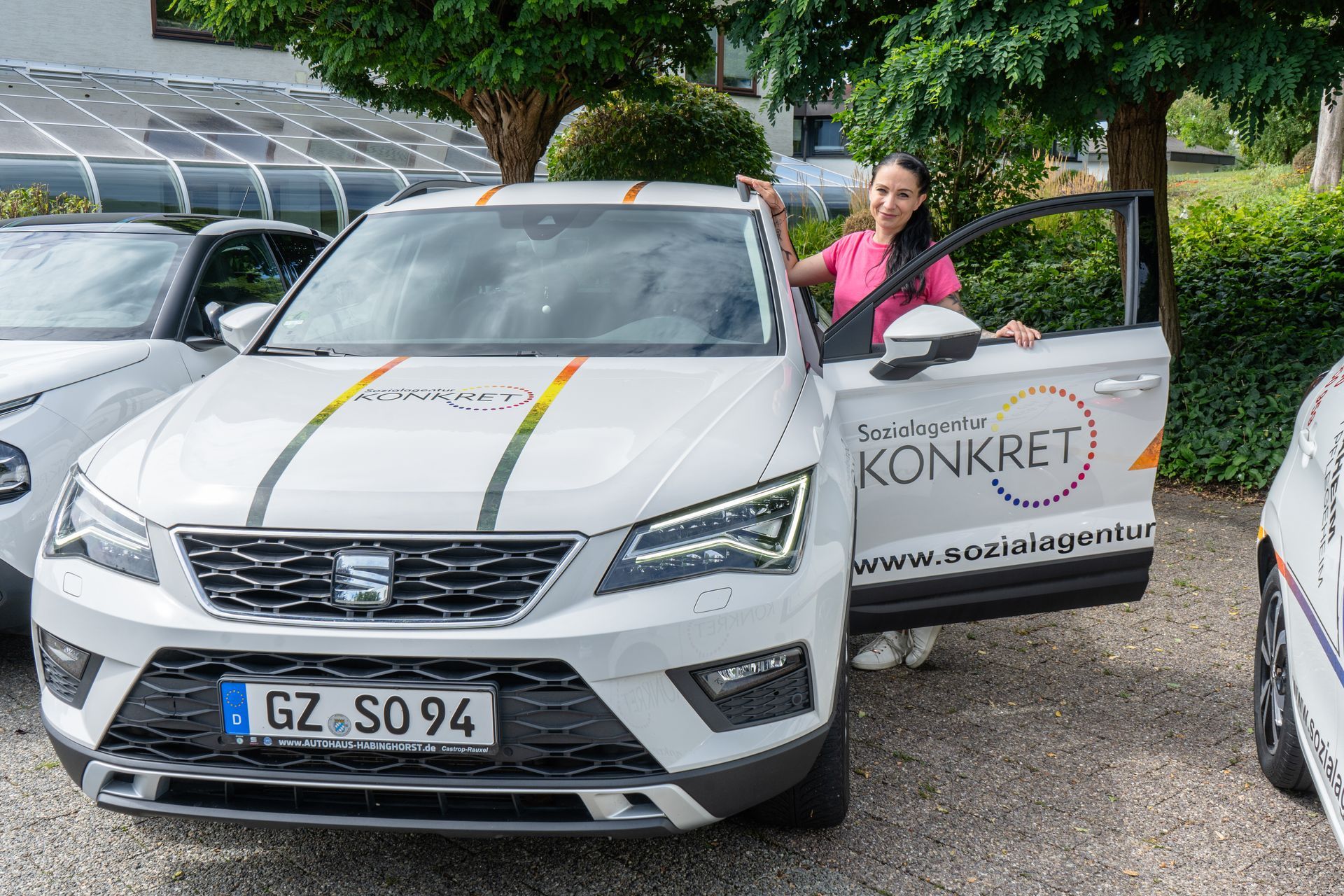 Eine Gruppe von Menschen sitzt mit erhobenen Armen auf einer Treppe.
