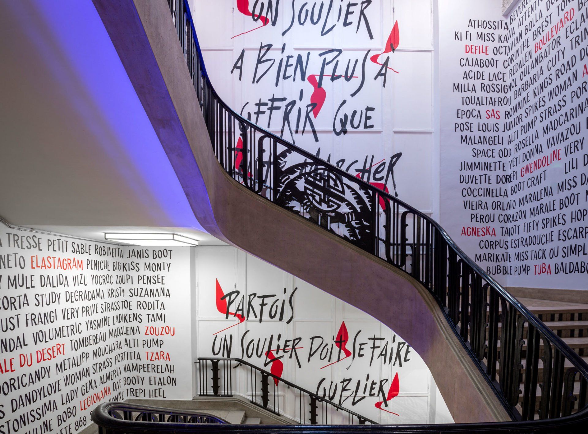 A staircase with graffiti on the wall that says a bien plus