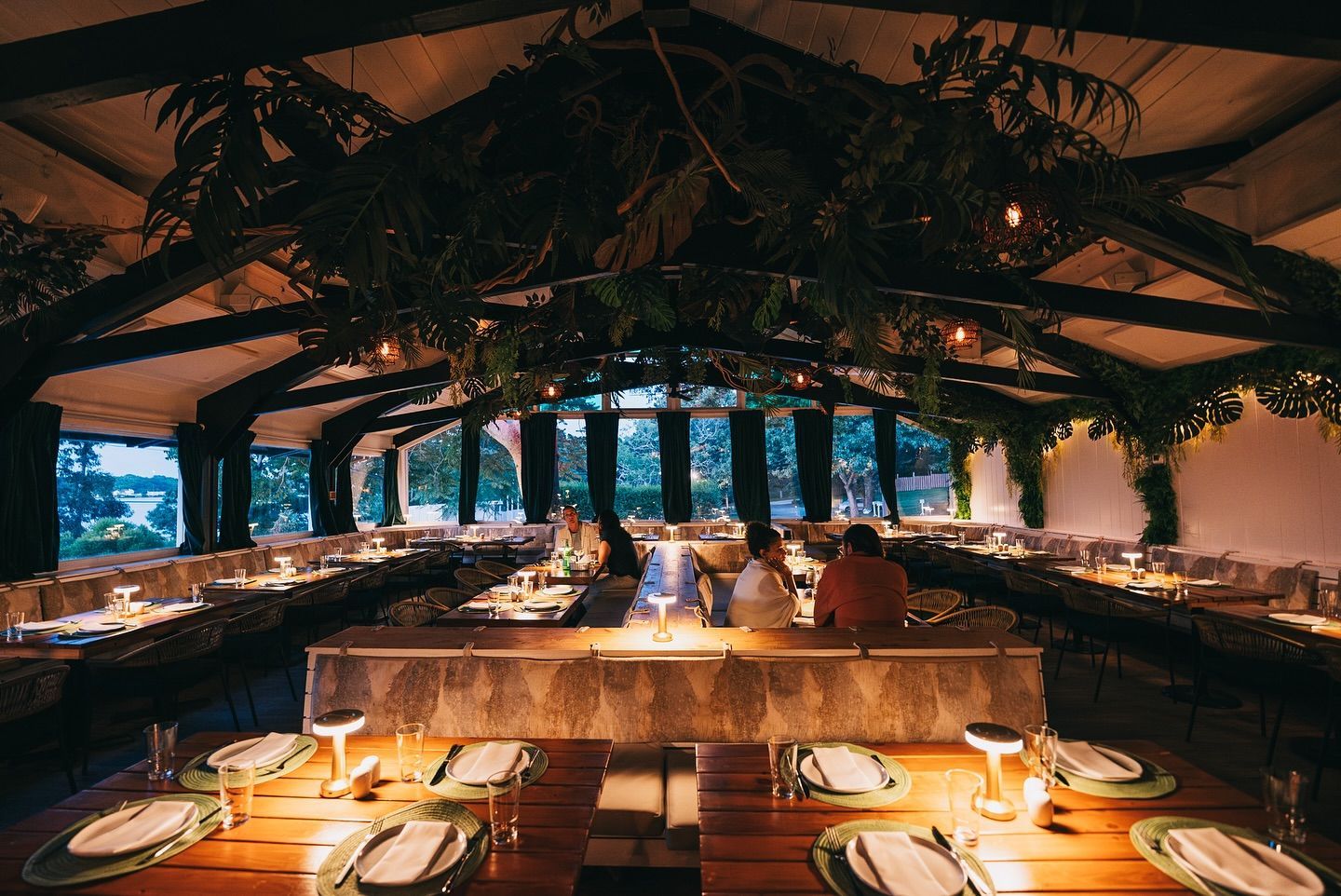 A large dining room with a lot of tables and chairs.