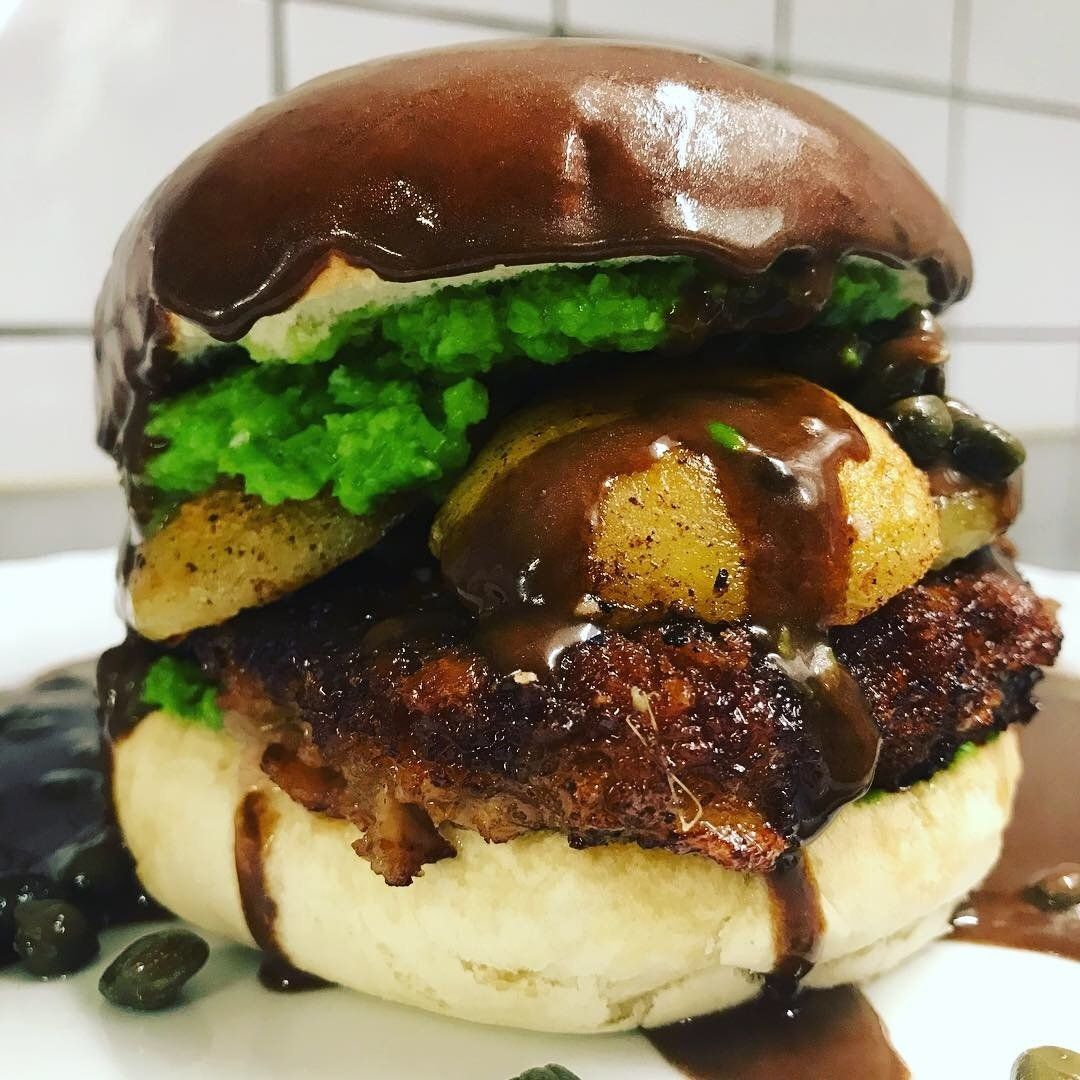 burger med sauce, der drypper ud af den