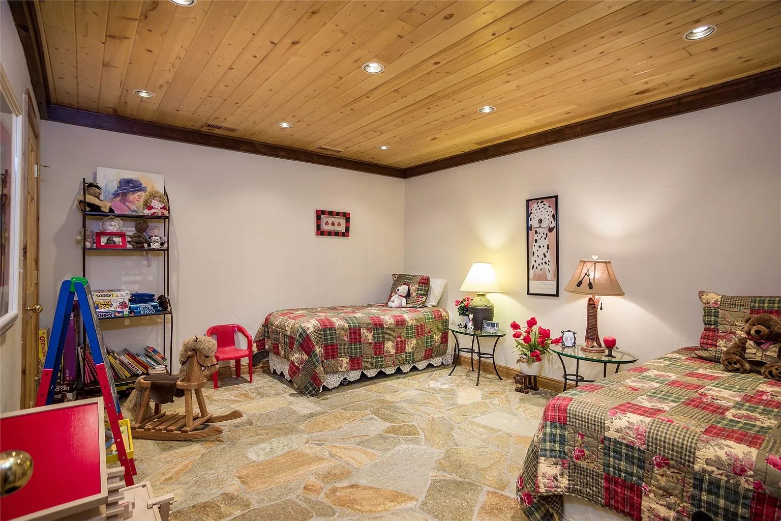 Lodge bedroom with twin beds, family-friendly accommodations at The Ridge.