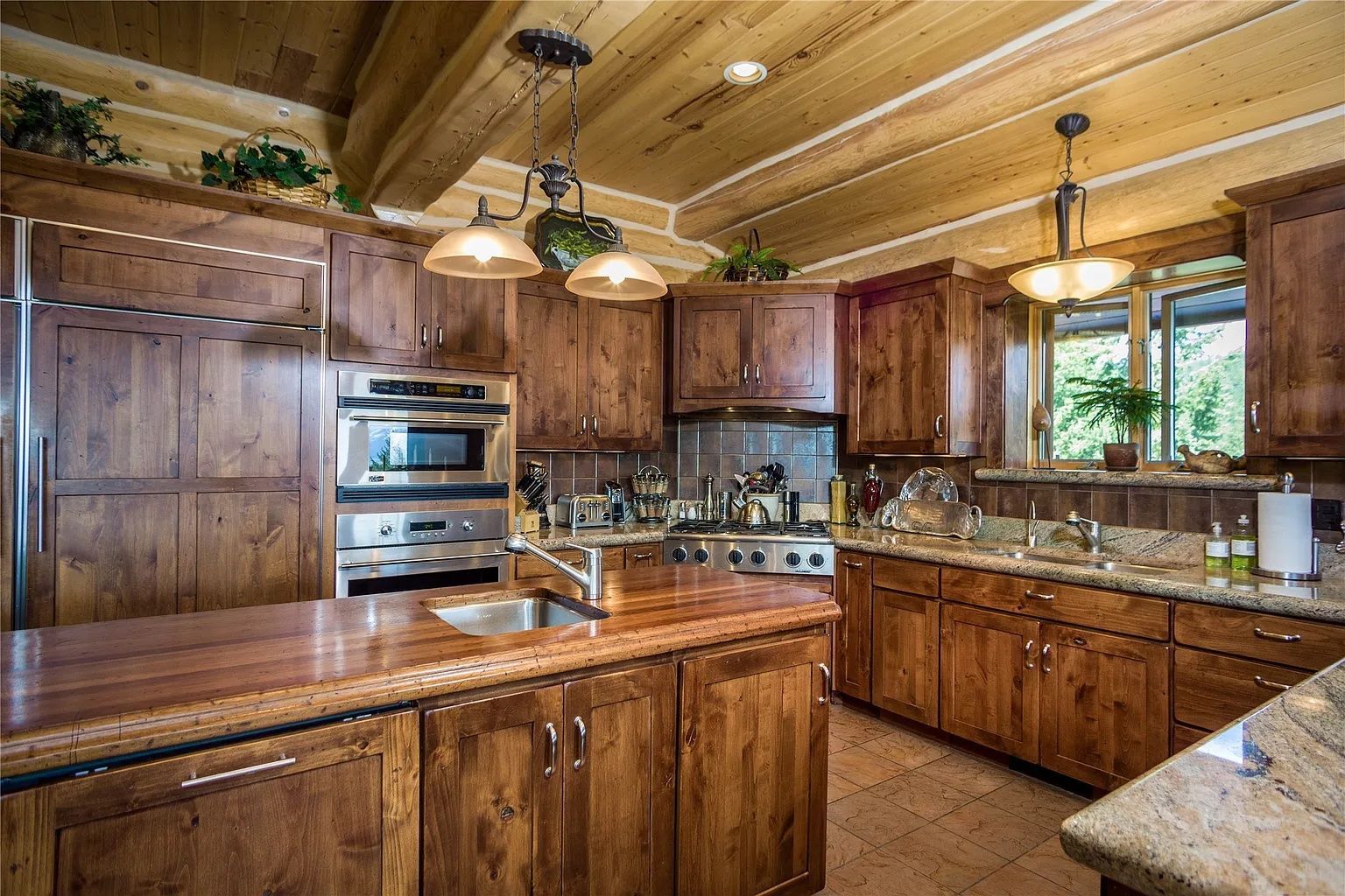 Fully equipped kitchen with wood cabinetry, ideal for family gatherings and cooking at The Ridge vacation rental.