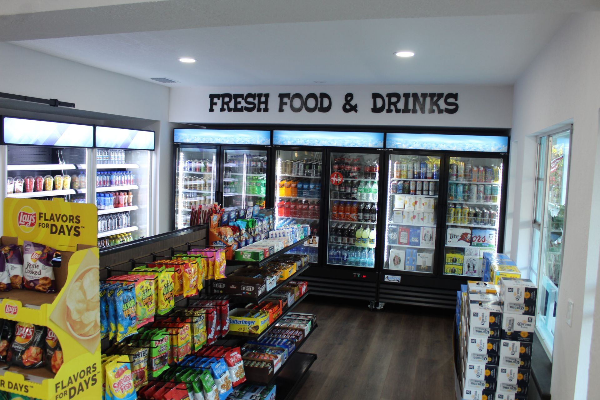 A grocery store with a sign that says fresh food and drinks