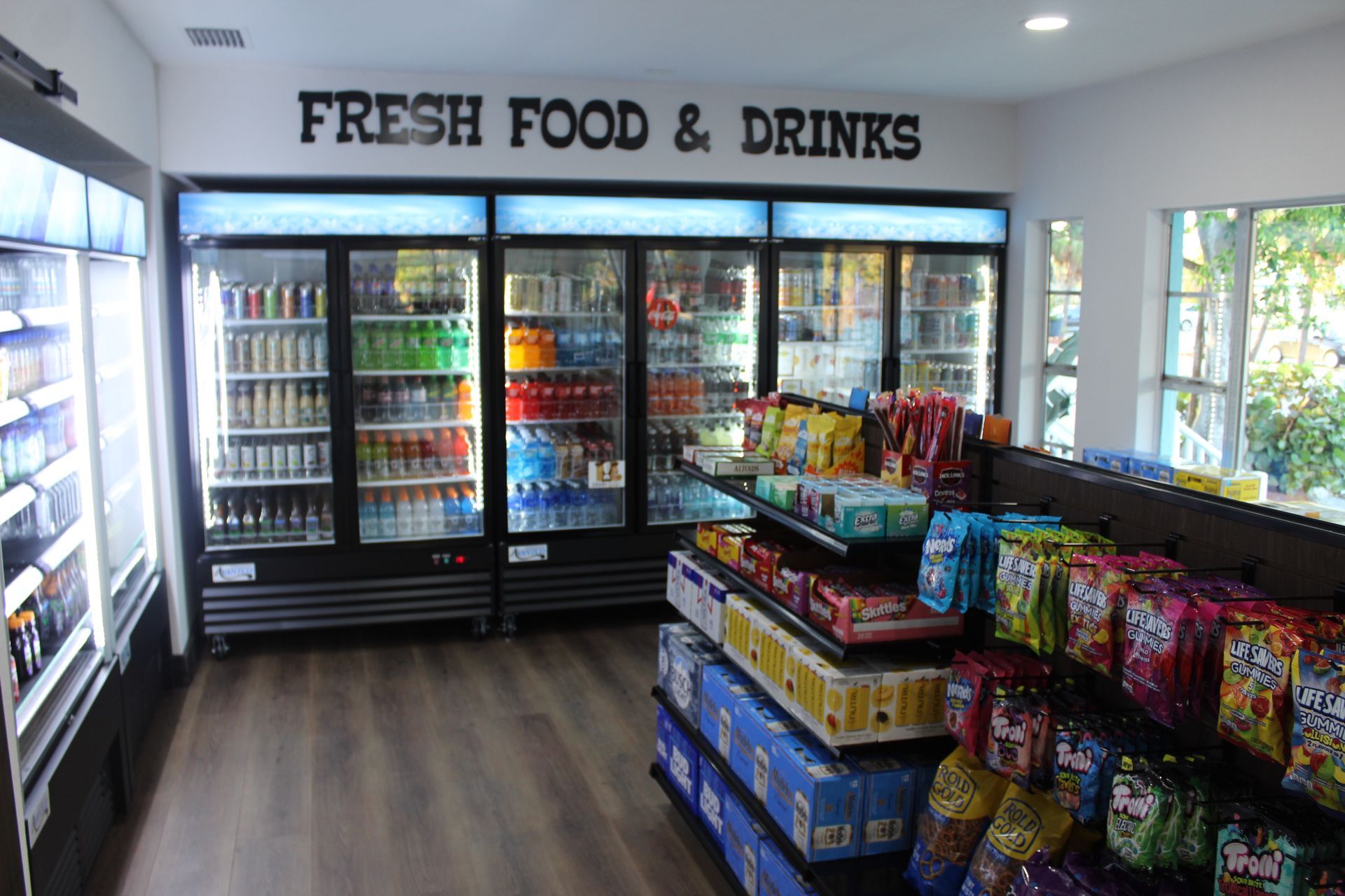 A store with a sign that says fresh food and drinks
