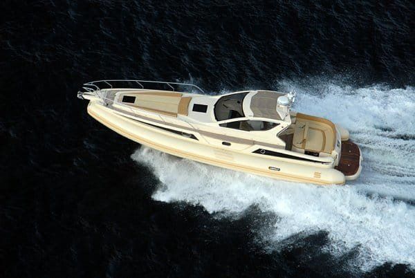 Una barca galleggia sulla superficie di uno specchio d'acqua.