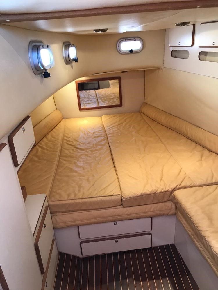 L'interno di una barca con un letto e uno specchio