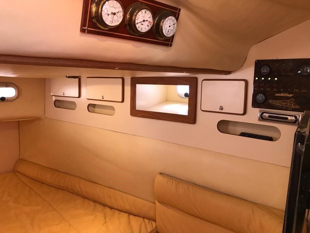 L'interno di una barca con un letto e orologi sul muro.