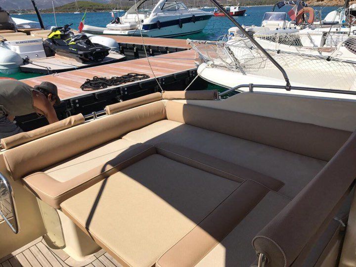 Una barca è attraccata a un molo con molte altre barche