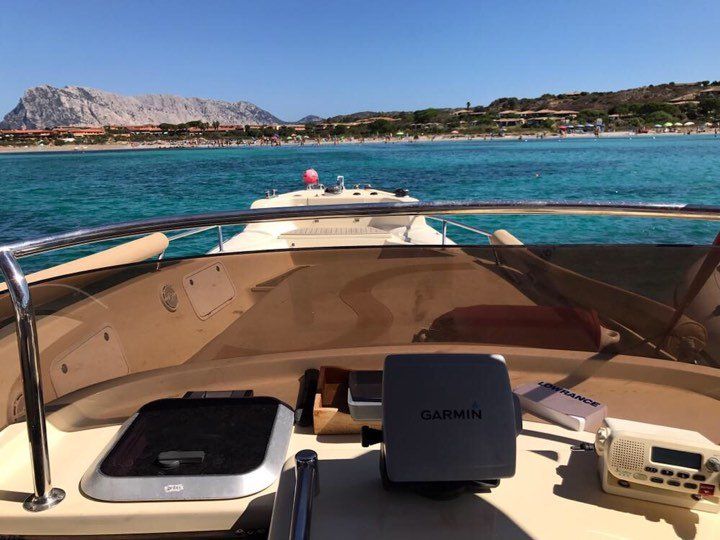 Una barca con un dispositivo Garmin sul ponte