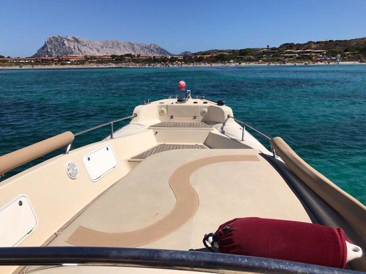 Una barca nell'oceano con una montagna sullo sfondo