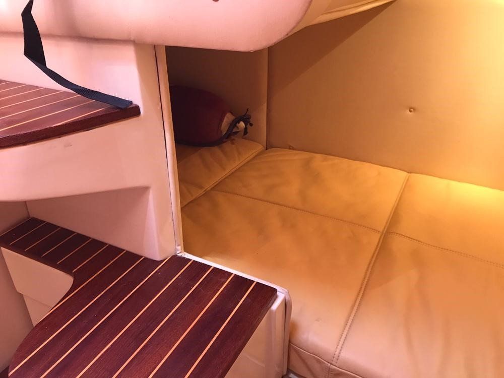 L'interno di una barca con un letto e scale