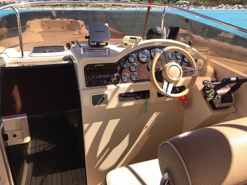 L'interno di una barca con un volante