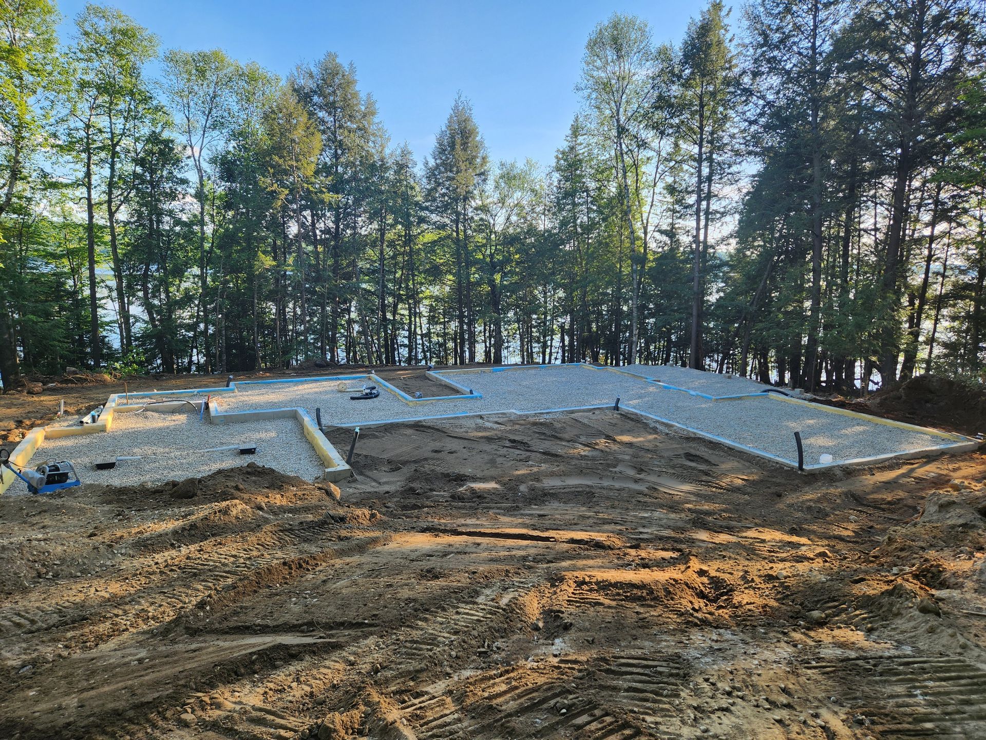 Un grand champ de terre avec beaucoup d'arbres en arrière-plan.