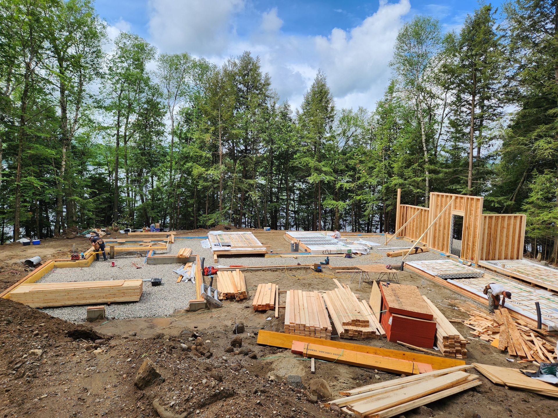 Une maison est en construction au milieu d'une forêt.
