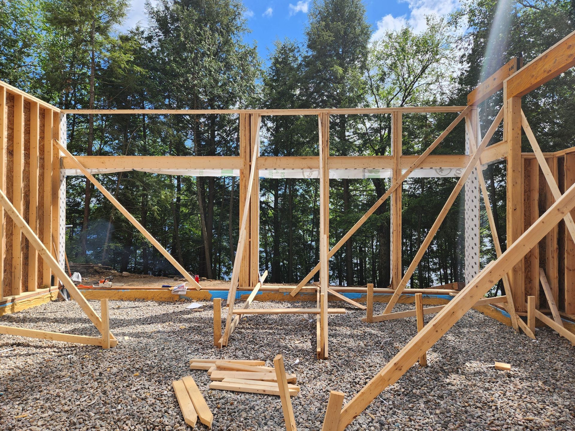 Une structure en bois est en train d'être construite au milieu d'une forêt.
