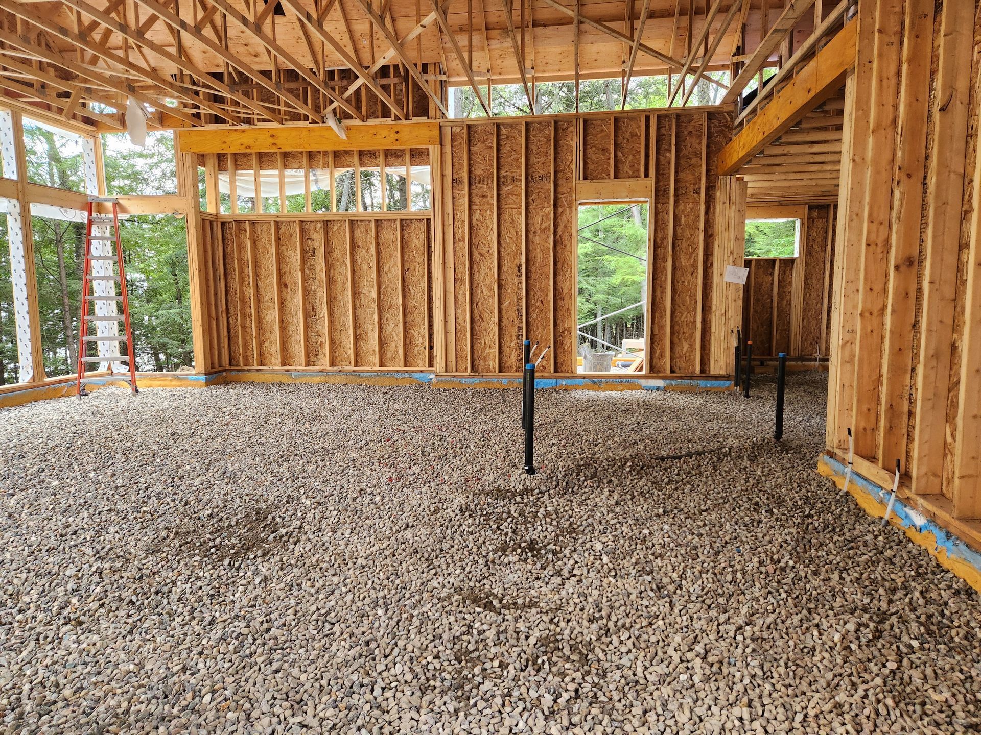 L'intérieur d'une maison en construction avec un sol en gravier.