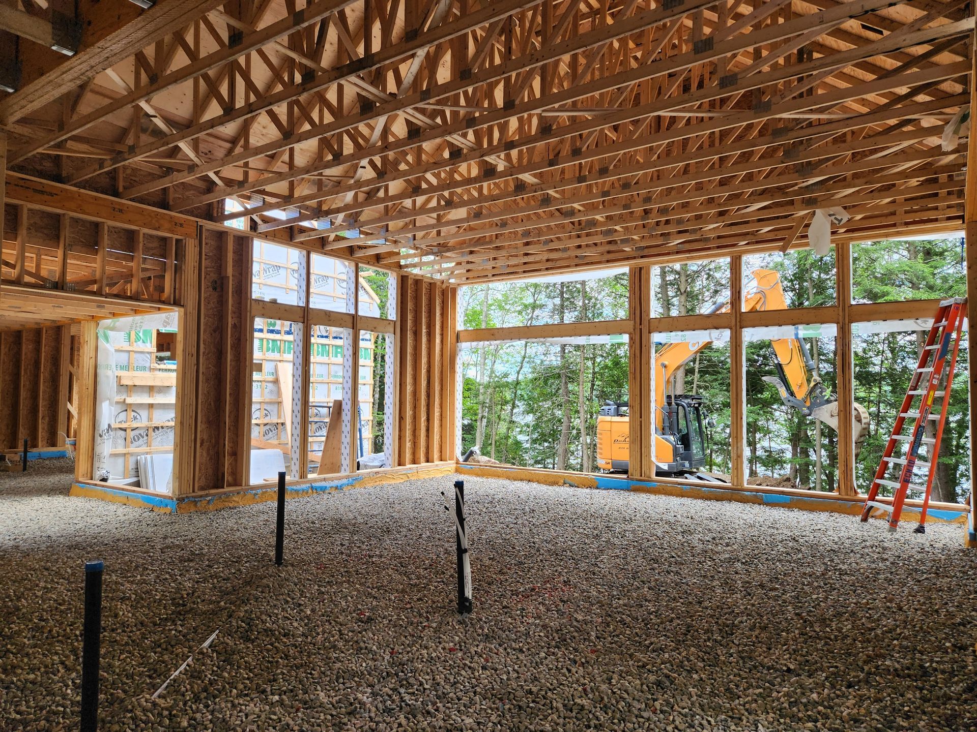 L'intérieur d'un bâtiment en construction avec beaucoup de fenêtres.