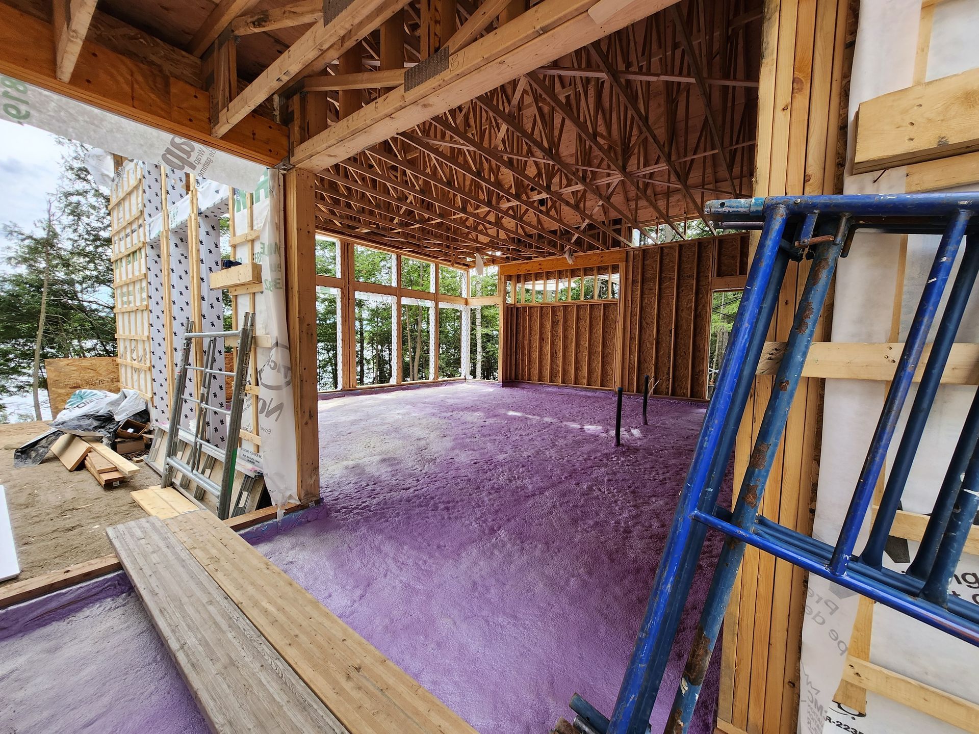 L'intérieur d'une maison en construction avec une isolation violette au sol.