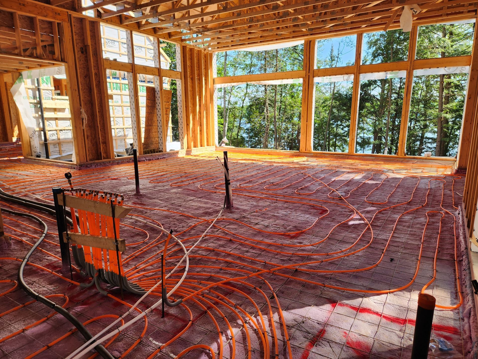 Une grande pièce avec beaucoup de fenêtres et beaucoup de fils sur le sol.