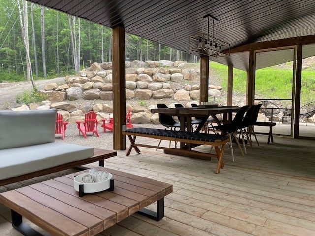 Un patio avec une table, des chaises et un canapé.