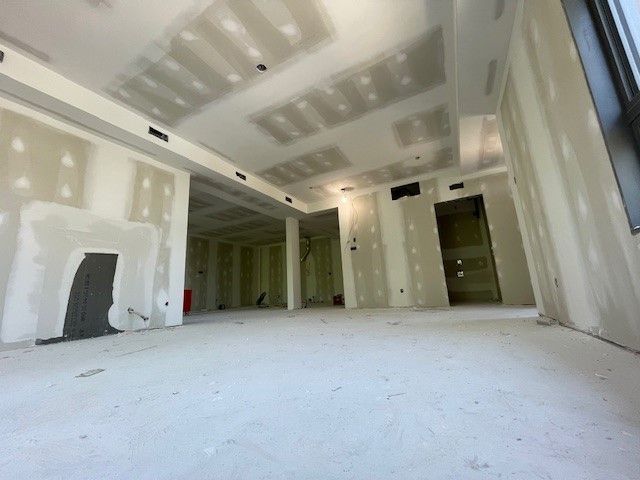 Une pièce vide avec des cloisons sèches sur les murs et le plafond