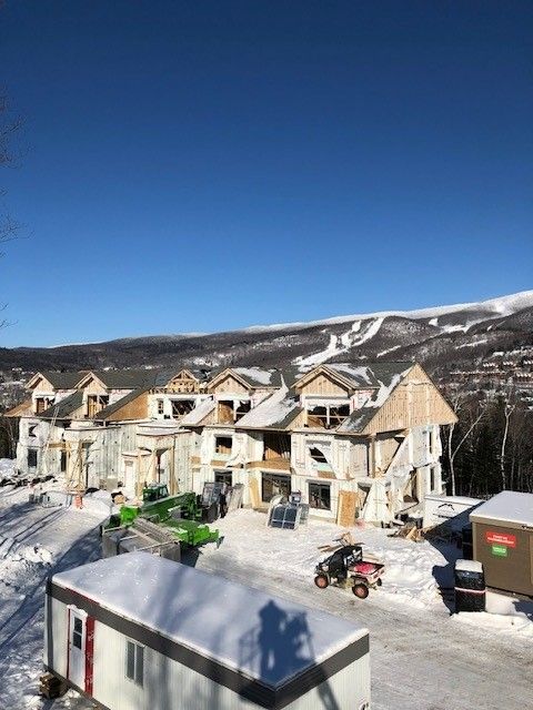 Une vue aérienne d'un bâtiment en construction sous la neige